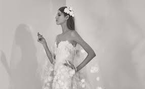 Are maneci lungi, transparente, in partea superioara, frontala se inchide cu nasturi si su fermoar in lateral. Rochii De Mireasa Trenduri Primavara 2017 Totulpentrununta Com