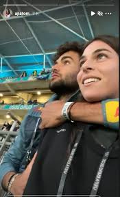 La giovanissima pugile campana, già vincitrice di premi importanti, non ama condividere molto del suo privato sui social, quindi dell'unica storia d'amore di cui aveva parlato nel 2019, non si sa se è ancora in corso o meno. Matteo Berrettini E La Fidanzata Ajla Tomljanovic Esultano Per La Vittoria Dell Italia Agli Europei