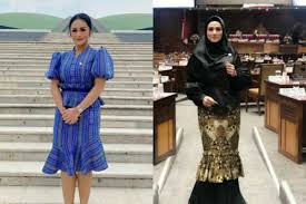 Aku menggeliatkan tubuhku terdengar kerotokan pada pinggangku, dengan malas saya bangun dari tempat tidur. 12 Adu Gaya Krisdayanti Vs Mulan Jameela Sebagai Anggota Dpr