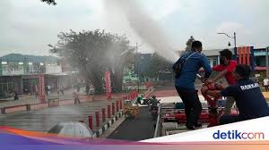 Tapi karena pasokan air yang sulit di sini, api menyala lagi. Bubarkan Warga Yang Berkerumun Damkar Kuningan Semprotkan Disinfektan