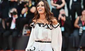 Model elisabetta gregoraci's showing off her ridiculously hard body on a greek beach, while her italian business mogul husband is showing off. Elisabetta Gregoraci Il Flirt Insabbiato E La Verita Improvvisa La Plastica Al Seno Kronic