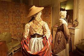La città provenzale del sapone e delle profezie di nostradamus. Musee Provencal Du Costume Et Du Bijou A Grasse Avignon Et Provence Musee Du Costume Costume Francais Costume