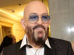 Михаилу шуфутинскому было 19 лет, когда он всерьез решил связать себя узами брака с женщина погибла, когда сыну было всего пять лет, и с тех пор шуфутинского воспитывала. Mihail Shufutinskij Otkazalsya Ot Svadby