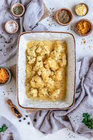 Aus margarine, mehl, sahne und ein viertel liter gemüsebrühe eine helle soße erstellen. Gebackener Blumenkohl Mit Cremiger Kase Sahne Sauce Reis Mit Kichererbsen