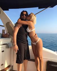 La loro storia è un equilibrio delicatissimo e clizia ha dichiarato di aver fatto di tutto per tenere in piedi. Francesco Sarcina E Clizia Incorvaia Si Sono Separati