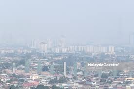 Masa jerebu yang berlaku tu, orang ramai bising kenapa kerajaan tak bagi cuti dan isytiharkan darurat sebab tahap penglihatan masa tu teruk. Jerebu Di Sarawak Semakin Baik