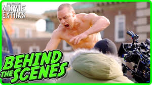 Strażnik david dunn, wykorzystując swoje nadprzyrodzone zdolności, tropi człowieka o wielu osobowościach. Watch Go Bts Of M Night Shyamalan S Glass