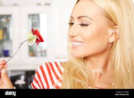 Cuoca donna bionda immagini e fotografie stock ad alta risoluzione