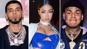 Tekashi se burla de Anuel por la cadena tan pequeñita que le dio a Yailin y  él le regala una gigantesca