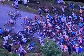 Deux chutes collectives ont émaillé cette première étape entre brest et landerneau, remportée par le français julian alaphilippe, qui s'empart ainsi du les paroles du vainqueur de la première étape et premier porteur du maillot jaune du tour de france 2021, julien alaphilippe, au sommet de la côte. Hk8b Xgjtnnszm