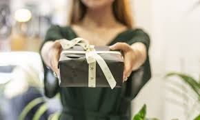 Перевод слова gift, американское и британское произношение, транскрипция, словосочетания, однокоренные слова, примеры использования. Best Christmas Gift Ideas In Auckland City Centre Heart Of The City