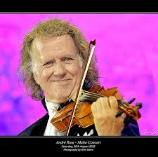 🌿☘️***Carmen Moracha,* in addition to singing wonderfully, has a  captivating beauty and facial expressions that transport me to another  world while I see and listen to her. These lucky ladies, they should