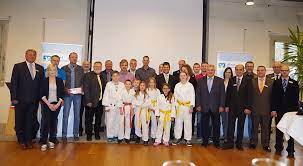 Deshalb kannst du uns über verschiedene. Vr Bank Oberfranken Mitte Spendet 5 200 Euro Fur Vereine Mein Amadeus De