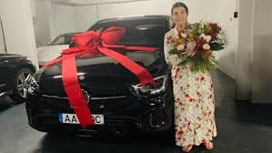 Aug 19, 2020, 08:40 am ist. Zum Muttertag Ronaldo Schenkt Seiner Mama Ein Luxusauto