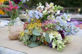 Is Burlap Back Or Did It Ever Leave Amazing Days Events Tropical Wedding Flowers Diy Wedding Flowers Rustic Wedding Bouquet