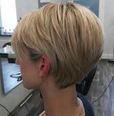 Les coupe pour cheveux court est l'une des principales tendances des coupes de cheveux des femmes pendant plusieurs saisons. 60 Coupes De Cheveux Courtes Et Coiffures Chics Pour Les Cheveux Epais
