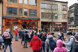 Klienci się jednak cieszą i mówią: Otwieramy Zakopane Otworzyla Sie Najwieksza Restauracja Na Krupowkach Ogromne Kolejki Do Lokalu Foto Nczas Com