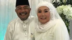 Media massa menyorotinya karena kedapatan memiliki kekayaan sebesar rp 7 miliar. Ras Adiba Bergelar Isteri Mohamed Azam Dalam Hiba Tak Dapat Iringi Pengebumlan Wafa Soya Lemon