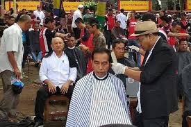 Semua risiko ini berlaku untuk penata rambut juga, tetapi mereka berlipat ganda karena penata. Balada Pemangkas Rambut Asgar Di Tengah Pandemi Corona Halaman All Kompas Com