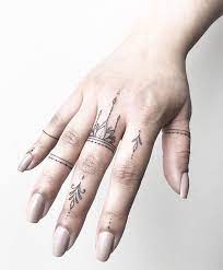 Fingertattoos Von Joanna Geschehen Zu Chronic Ink Tattoo Toronto Kanada Chronic Fingertattoos Geschehen J Fingertatowierungen Tatowierungen Handtattoo