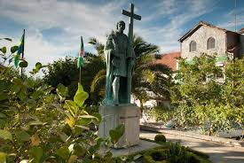 Pedro álvares cabral, who was born in 1467 or 1468, in belmonte, portugal, was a portuguese navigator who is generally credited as the first european to arrive in brazil (april 22, 1500).(the spanish explorer vicente yáñez pinzón, who had been on christopher columbus's first voyage to america, may have reached brazil a little before cabral, in 1500.) Statue Von Pedro Alvares Cabral Aldeias Historicas De Portugal