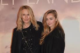 Le taulier a passé un mois à paris avant de profiter d'un bol d'air de quelques jours dans son chalet de gstaad en suisse et, hier, de ses amis jacques. Emma Smet Johnny Hallyday S Inquietait De La Voir Devenir Actrice