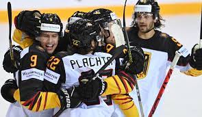 Begleite einen eishockeyspieler, wenn er gegner austrickst und über eine schier endlose eishockeystrecke jagt. Arsuecdnq6uiom