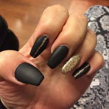 Acrylic Black And Gold Glitter Nails 30 Matte Black Nails That Ll Sweep You Off Your Feets Hike N Dip Black Gold Nails Gold Nails Matte Black Nails