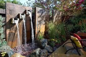Brunnen Und Wasserspiele Im Garten Selber Bauen 70 Bilder Und Ideen Wasserspiel Garten Wasserelemente Im Freien Brunnen Garten