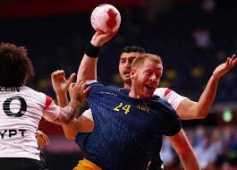 وانتشر مقطع فيديو على مواقع التواصل الاجتماعي، لمباراة كرة القدم، يظهر فيه انهيار محطة روجيلي التاريخية للطاقة، التي أغلقت منذ العام 2016 بعد 53 عاما من العمل، وتوقف اللاعبون بعد سماع دوي. Qx0ql7zcilimzm