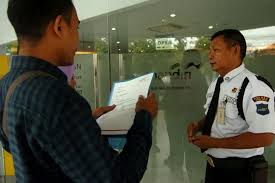 Original posted by danisudjani gan mau tanya saya pegawai tetap tapi ga punya id card,saya payroll mandiri udah hampir 2,5 thn gaji saya sekitar 2.5 jt + gaji istri 1.5 jt (pegawai apotek),bisa ngajuin kta ga,saya butuh sekitar 15 juta an 5 Gaji Pegawai Bank Besar Di Indonesia Minat Untuk Melamar