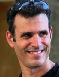 זהו, מחזירים גם את דרור לקבר באדמה שלנו כאן במערב הנגב, החלל החטוף האחרון  שהכרתי אחרי רשימה ארוכה, ארוכה מידי הוא היה שנה מעלי בבית הספר, ושני ההורים  שלו עבדו עם אמא