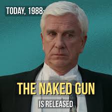 Den siste filmen i kveld er actionkomedien The Naked Gun med Liam Nesson,  ikke Leslie Nielsen. Han spiller Frank Drebbin Jr, sønn av... du gjettet  riktig, Police Squad-legenden Frank Drebin Sr. Bare