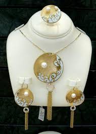Jewellery Designs And Collections From Saudi Arabia Black Gold Jewelry Gold Necklace Designs Gold Jewellery Design