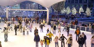 In the middle of the crown center complex, you will find the beloved outdoor crown center ice skating rink. Catch The Holiday Spirit In Kansas City Visit Kc