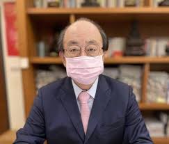 家裡有小朋友的看過來，教育部宣布，今年6月15日起開放民眾請領國小（含）以下 孩童防疫家庭補貼 ，孩童監護人可備妥孩童健保卡和自己的提款卡，透過全國繳費網或實體 atm 領取，每名孩童補助1萬元 Tlzmghwbalcfnm