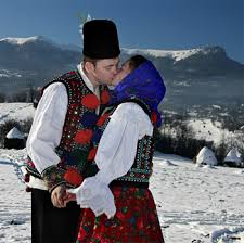 Dragobetele este o sărbătoare de origine dacică celebrată de români pe 24 februarie. TradiÅ£ii De Dragobete SÄƒrbÄƒtoarea Iubirii La Romani Floare De Tei