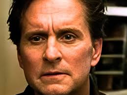 Da oggi su Netflix il film che asfaltò Il silenzio degli innocenti:  tensione pura e spietata, Michael Douglas devastante