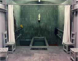 il bagno nelle Piscine di Lourdes è senza dubbio uno dei momenti più forti  del pellegrianggio a Lourdes. Se vuoi recarti a Lourdes in pellegrianggio e  vivere questa forte emozione: www.sitiviaggi.com