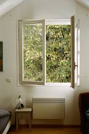 La Fenetre Blanche Et Le Grand Arbre A White Window Frame On A Tree Figeac Decoration Rustique Fenetre Ouverte