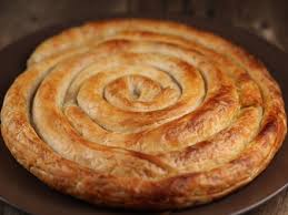 Strudelul este o placinta cu mere si foi si este clasic in ardeal si banat, el fiind prezentat in forma cilindrica, avand o umplutura generoasa sa incercati si voi aceasta reteta simpla de strudel cu mere!! Placinta Cu Carne