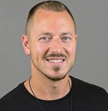 Merry & Bright (TV Movie 2019)