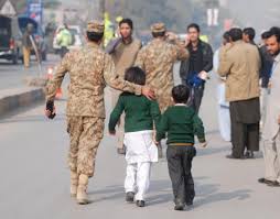 While pakistani news channels reported that hakimullah had been killed in the shooting, interior minister rehman malik could not confirm his death.55 on 18 august, pakistani security officials. Strage In Pakistan Talebani Assaltano Scuola 145 Morti Oltre 130 Sono Bambini Centinaia Di Feriti 2duerighe
