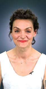 Fiona Schmidt dénonce l'âgisme : « Les femmes ne sont pas des pots de  yaourt avec des dates de péremption »