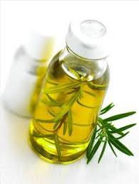 Des Cheveux Doux Et Plus Fonces Avec L Huile De Romarin Le Romarin Est Un Arbuste D Origine Mediterraneenne Huile De Romarin Cheveux Doux Pousse Des Cheveux
