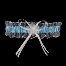 On adore ce modèle de chez sohelo (60 euros) jarretière sohelo, 60 euros © cécile creiche Jarretiere Pour Mariee Blanche Et Bleu Madrid De Julimex