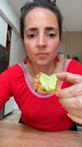 Esto que ves acá no debería funcionar. Pero FUNCIONA: Papas fritas de  berenjena. Para mí van como snack pero también como guarnición para  cualquier cosa. Posta son adictivas, una nueva forma de