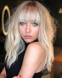 20 Best Hairstyles For Big Foreheads To Enhance Your Features Haircut For Big Forehead Blonde Hair With Bangs Large Forehead Hairstyles