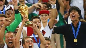 2010 yılında fifa dünya kupası 'nda üçüncü olan kadroda yer alan özil, ayrıca bu turnavadaki başarılı futbolu ile altın top ödülü. Mesut Ozil Fenerbahce Nin Ruyadan Gercege Donusen Transferi Bbc News Turkce