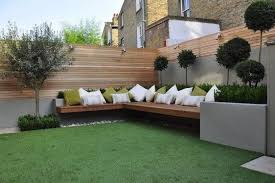 Sichtschutzelemente gibt es im baumarkt und im gartencenter in verschiedensten ausführungen fertig zu kaufen. Sichtschutz Garten Ideen Ein Zaun Sichtschutz Aus Holz Und Eine Brauen Bank Mit Vielen Kleinen Wei E Small Backyard Landscaping Garden Design Layout Backyard